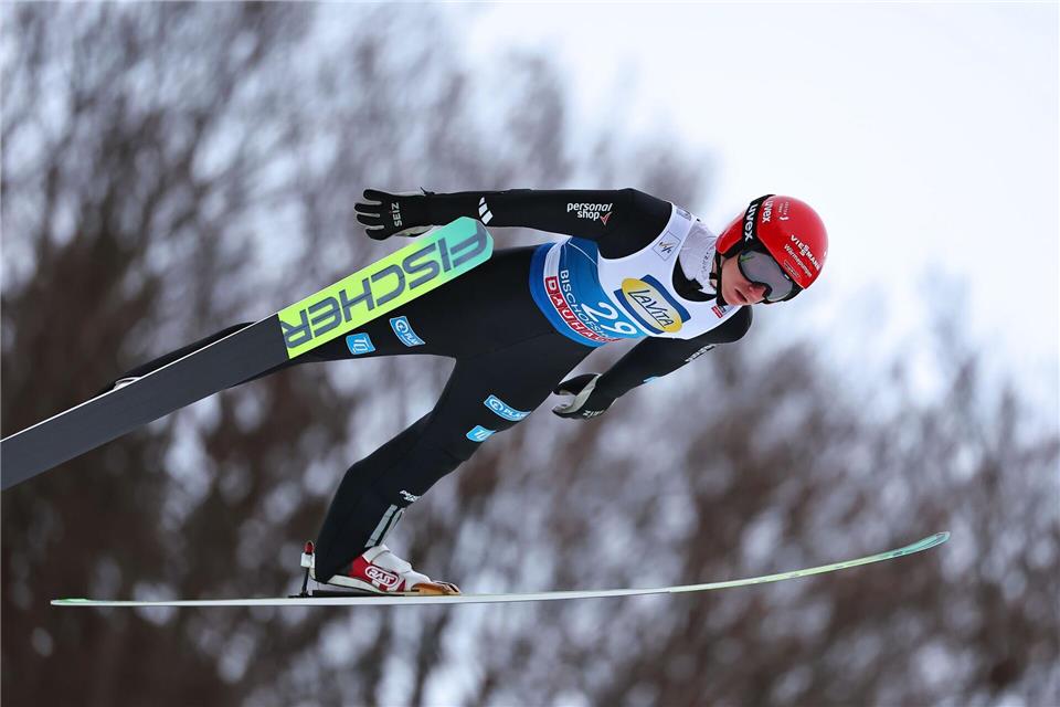 Der formschwache Skispringer Karl Geiger wird die Olympischen Spiele in Italien wohl verpassen. (Archivbild)Daniel Karmann/dpa