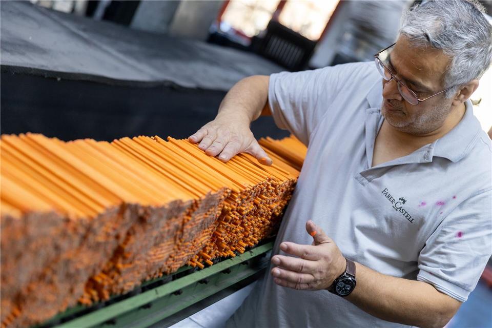 Der fränkische Schreibwarenhersteller Faber-Castell will 130 Stellen in Deutschland abbauen. (Archivbild)Daniel Karmann/dpa