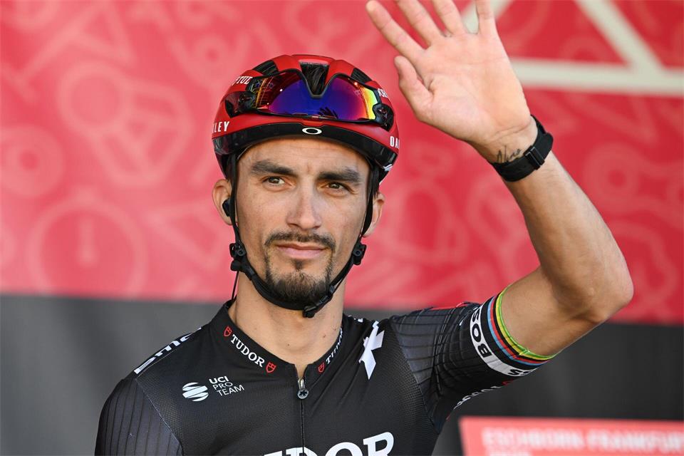 Der französische Ex-Weltmeister Julian Alaphilippe beendet seine Karriere. (Archivbild)Arne Dedert/dpa