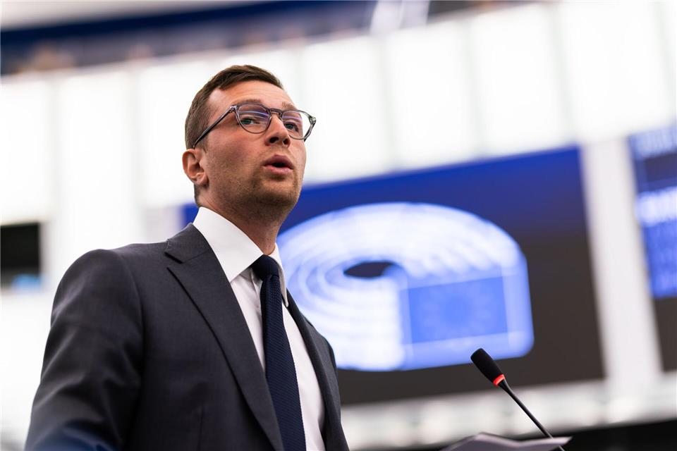 Von der Leyens Kommission übersteht weitere Misstrauensvoten Der französische Politiker Jordan Bardella ist Vorsitzender der rechten PfE-Fraktion im Europaparlament. (Archivbild)Philipp von Ditfurth/dpa
