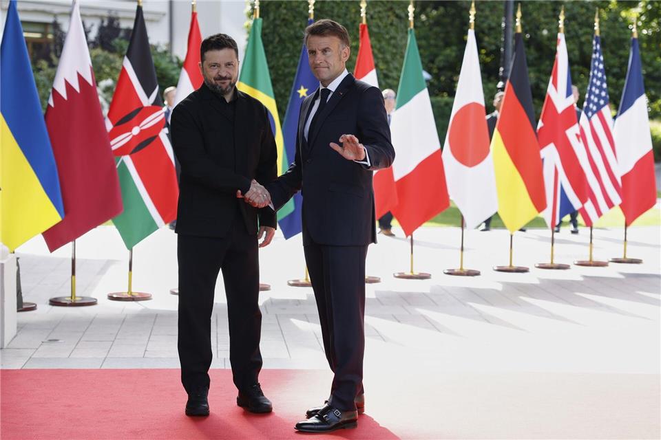 Der französische Präsident Emmanuel Macron (r) empfängt Wolodymyr Selenskyj, Präsident der Ukraine, im Hotel Royal anlässlich des G7-Gipfels.Yoan Valat/Pool EPA/AP/dpa