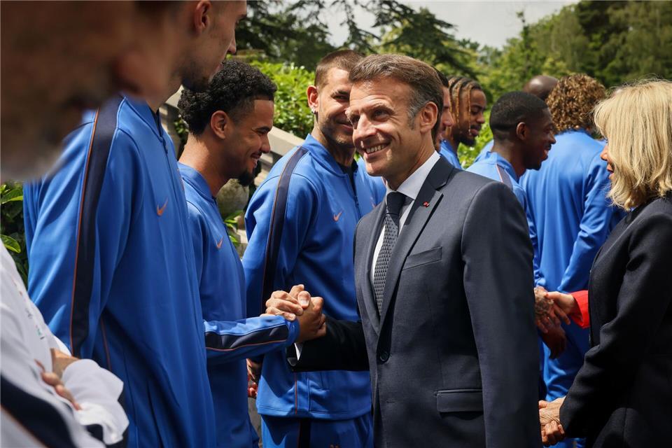 Der französische Präsident Emmanuel Macron und seine Frau Brigitte Macron wünschen dem Team viel Glück bei der WM. (Archivbild)Thomas Padilla/Pool AP/AP/dpa