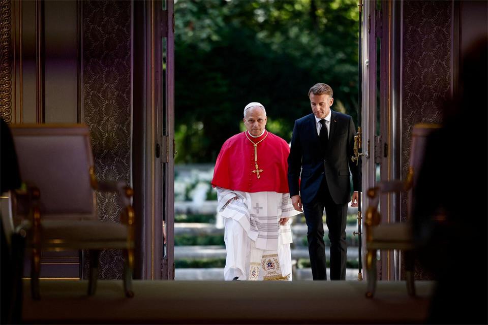Der französische Präsident Macron empfängt Papst Leo XIV. im Élysée-Palast.Benoit Tessier/Pool Reuters via AP/dpa