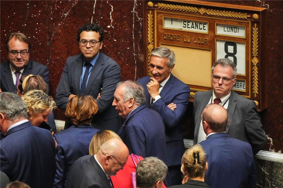 Der französische Premierminister Francois Bayrou verlässt die Nationalversammlung, nachdem er eine Vertrauensabstimmung im Parlament verloren hat.Christophe Ena/AP/dpa