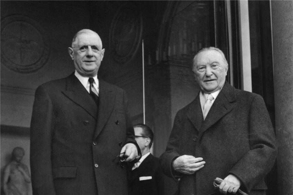 Der französische Staatspräsident Charles de Gaulle posiert mit dem deutschen Bundeskanzler Konrad Adenauer.picture-alliance / dpa