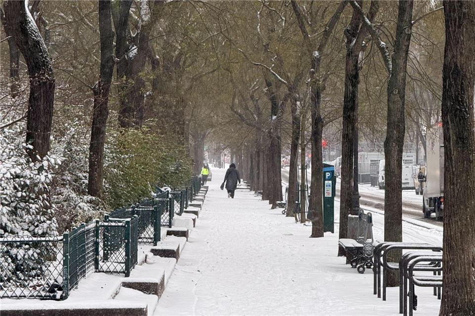 Der französische Verkehrsminister hatte dazu aufgerufen, rund um Paris geplante Fahrten am Morgen zu verschieben.Rachel Sommer/dpa