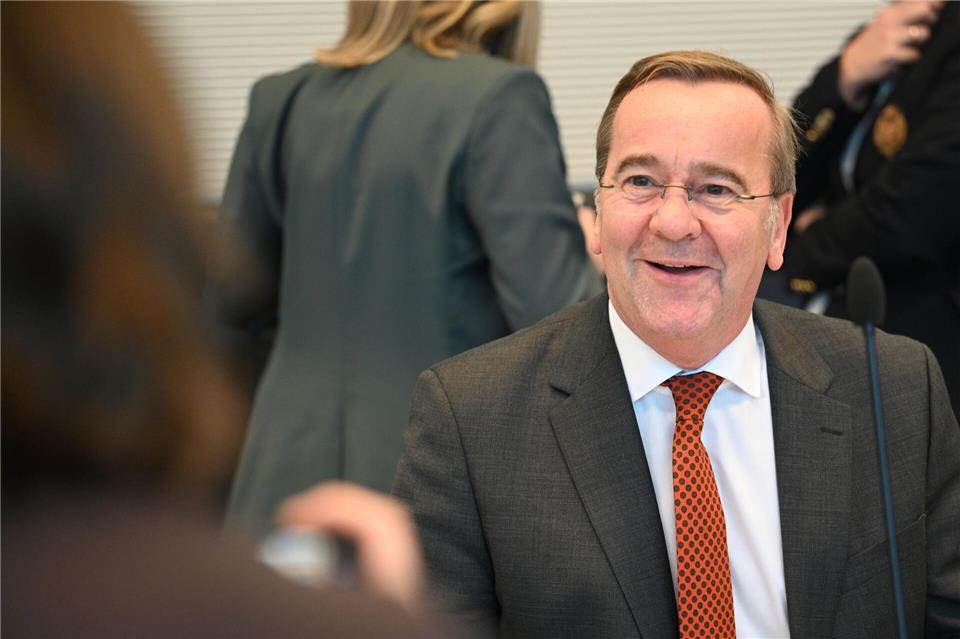 Koalitionsstreit über Wehrdienst eskaliert Der fröhliche Eindruck täuscht: In der SPD-Fraktionssitzung gab es von Verteidigungsminister Boris Pistorius sehr kritische Töne zum Wehrdienstvorschlag der Union. Niklas Graeber/dpa