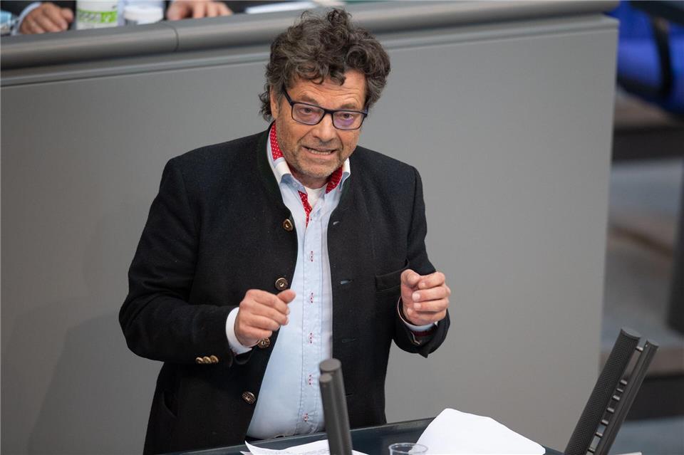 Ex-Abgeordneter Dehm klagt gegen BSW-Vorsitzende Wagenknecht Der frühere Abgeordnete Diether Dehm (Linke) spricht im Bundestag. (Archivbild) Christophe Gateau/dpa