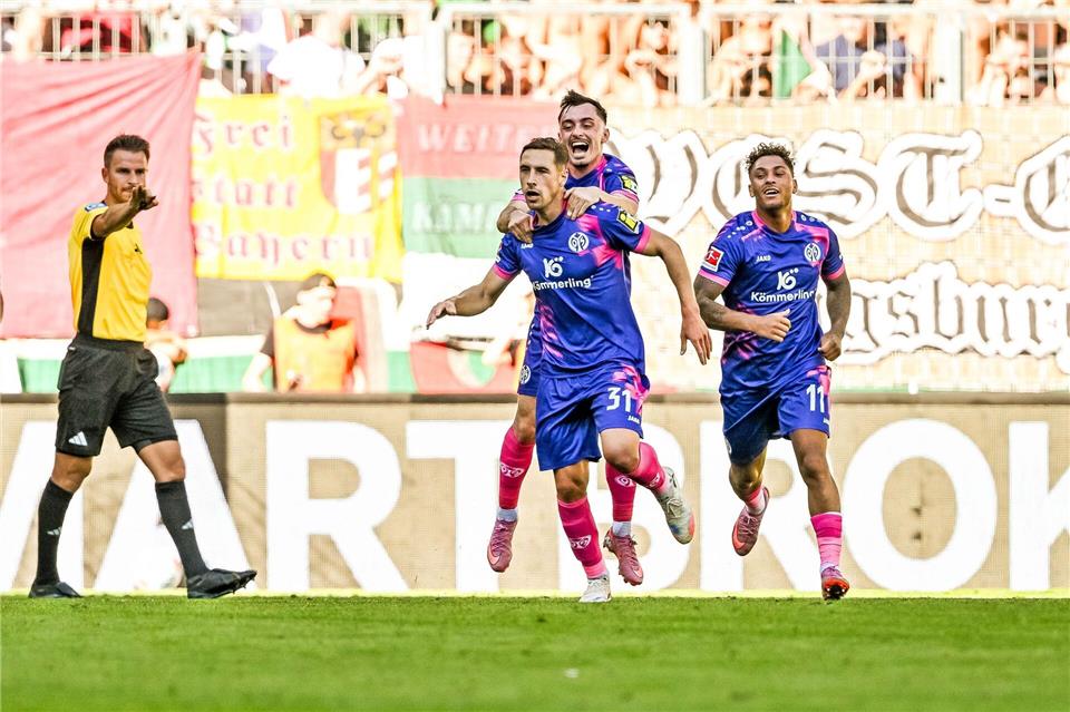 Der frühere Augsburger Dominik Kohr wird für das Mainzer 2:0 gefeiert.Harry Langer/dpa