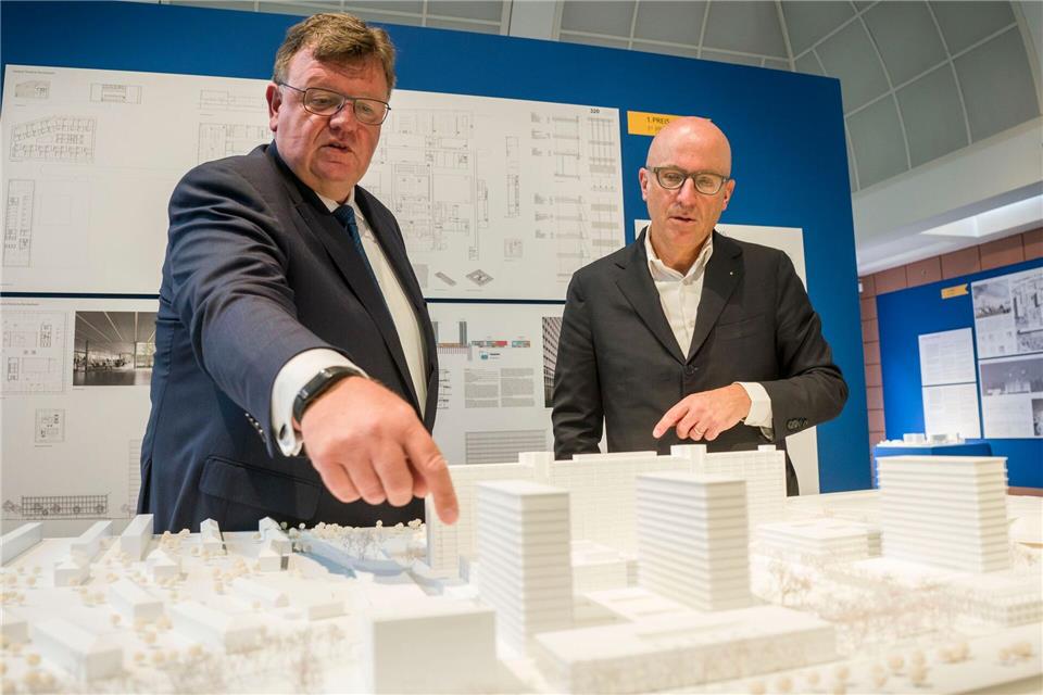 Der frühere Bundesbank-Vorstand Johannes Beermann (links) zeigt den ursprünglich geplanten Campus. (Archvbild)Frank Rumpenhorst/dpa