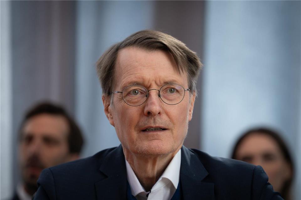 Der frühere Bundesgesundheitsminister Karl Lauterbach (63, SPD) hat keine Zeit fürs Fitnessstudio und hält sich daher mit Liegestützen und Kniebeugen fit. (Archivbild)Soeren Stache/dpa