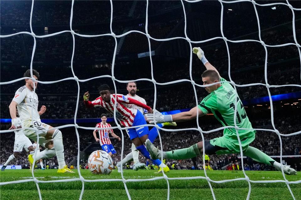 Der frühere Bundesliga-Profi Ademola Lookman (M) brachte Atlético in Führung.Manu Fernandez/AP/dpa