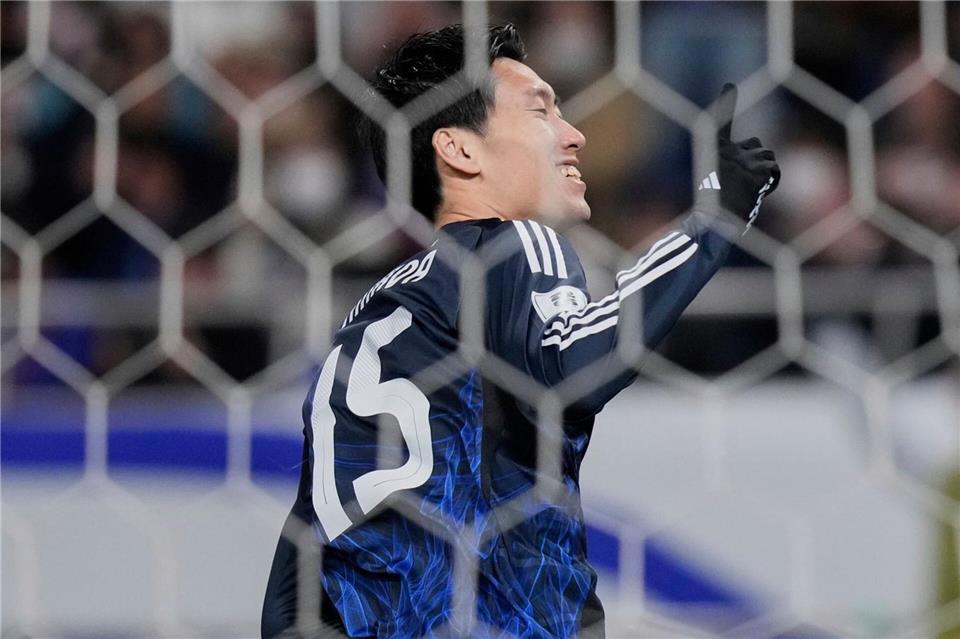Japan als erstes Team für Fußball-WM qualifiziert Der frühere Bundesliga-Profi Daichi Kamada erzielte das erste japanische Tor.Eugene Hoshiko/AP/dpa
