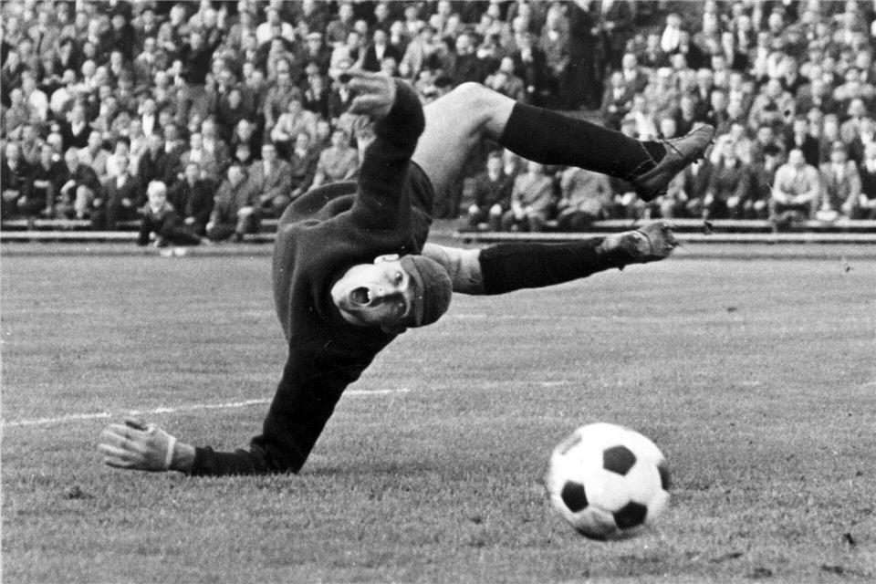 Der frühere Bundesliga-Torhüter Manfred Manglitz ist in Spanien gestorben. (Archivbild)picture alliance / dpa