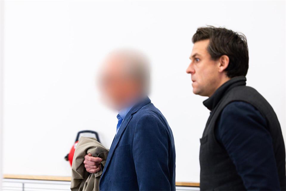 Der frühere Bundestagsabgeordnete Ebbing (links) war im März in Braunschweig verurteilt worden. (Archivbild)Michael Matthey/dpa