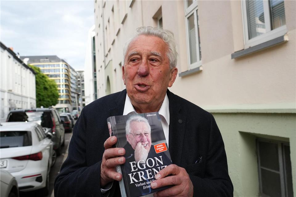 Der frühere DDR-Staatsratschef Egon Krenz hat den letzten Band seiner Autobiografie vorgestellt.Soeren Stache/dpa