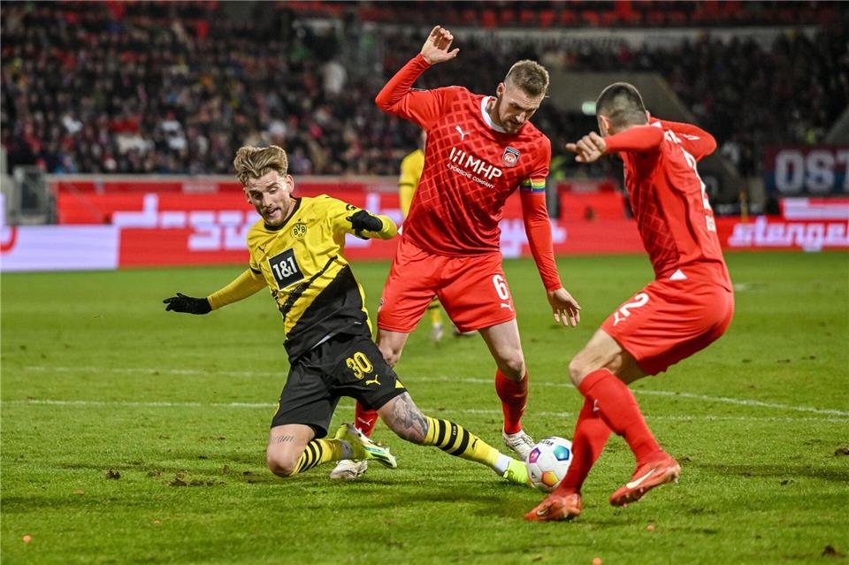 Der frühere Dortmund Pohlmann (l) spielt künftig für Fürth. (Archivbild)Harry Langer/dpa