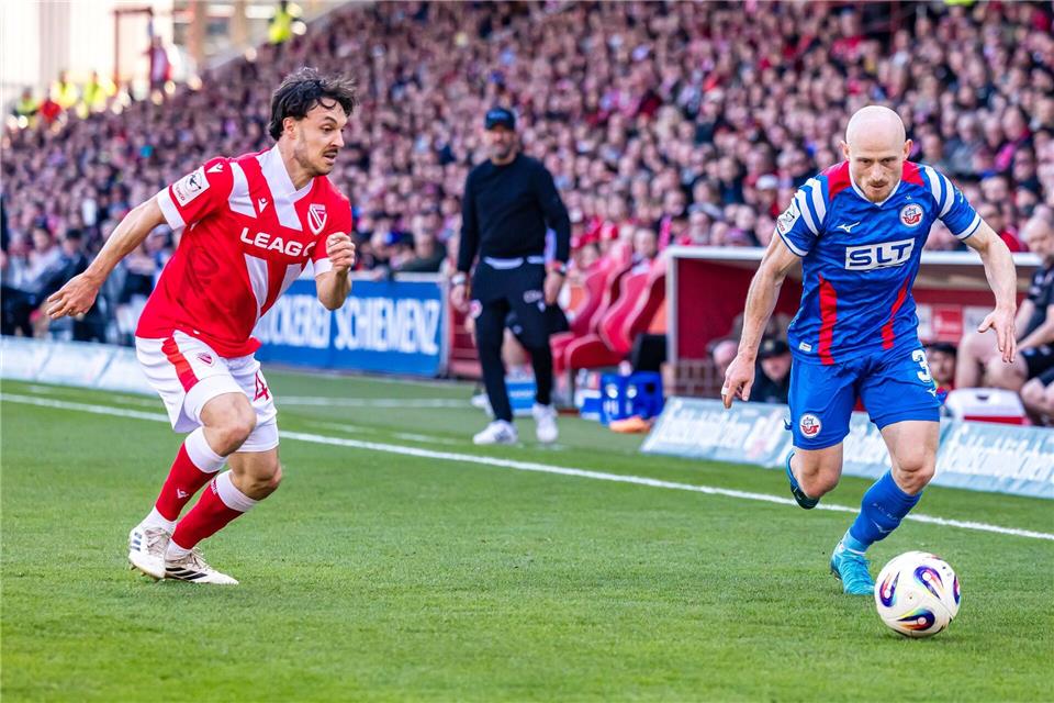 Der frühere Energie-Spieler Maximilian Krauß (r) wurde heftig ausgepfiffen.Frank Hammerschmidt/dpa