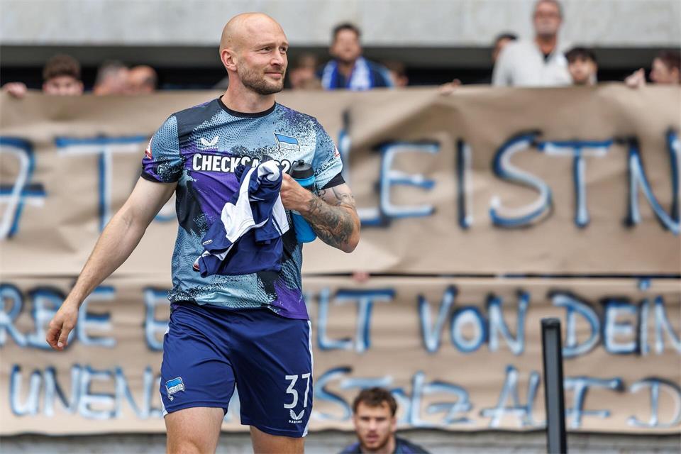 Der frühere Hertha-Kapitän Toni Leistner läuft künftig in der 6. Liga auf. (Archivbild)Andreas Gora/dpa