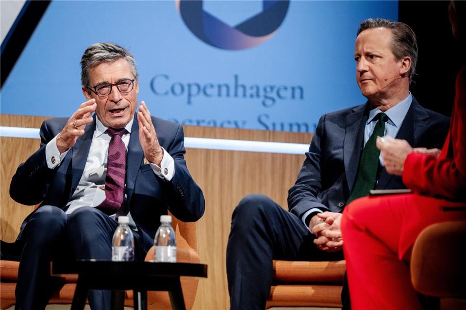 Der frühere Nato-Generalsekretär Anders Fogh Rasmussen (l) wirbt für einen Zusammenschluss der demokratischen Mittelmächte. Hier redet er mit dem  ehemaligen britischen Premierminister James Cameron auf einem Demokratie-Gipfel in Kopenhagen. (Archivbild)Mads Claus Rasmussen/Ritzau Scanpix/AP/dpa