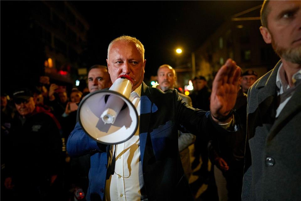 Der frühere Präsident Igor Dodon mit seinem Patriotischen Block sieht sich gemeinsam mit anderen Oppositionsparteien in Moldau als Sieger und hat Protest gegen die Wahl angekündigt.Vadim Ghirda/AP/dpa
