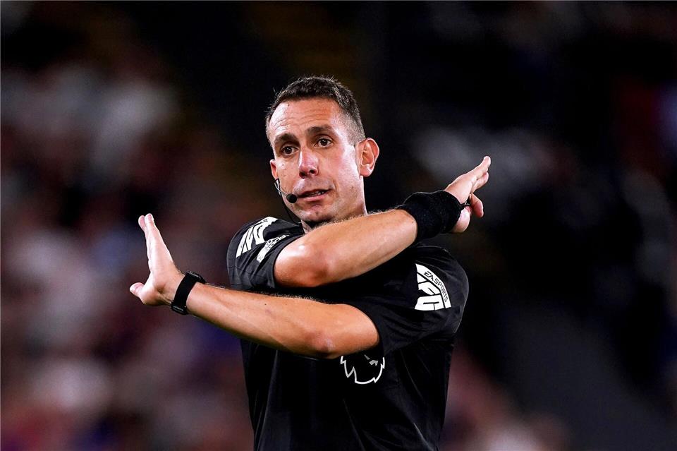 Der frühere Premier-League-Schiedsrichter David Coote ist wegen beleidigender Äußerungen über Jürgen Klopp vom englischen Fußballverband FA gesperrt worden. John Walton/PA Wire/dpa