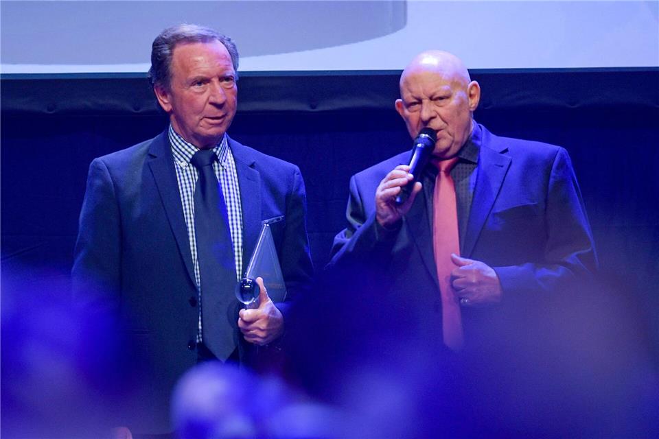 Der frühere Sportreporter Dieter Adler (r) ist gestorben.Axel Heimken/dpa
