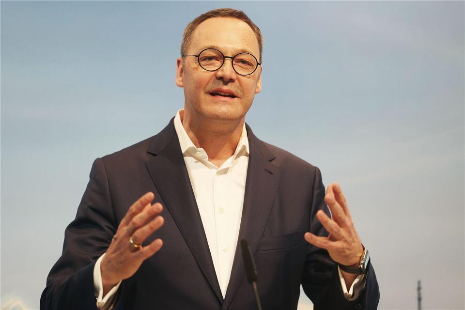 Der frühere Stahlmanager Bernhard Osburg hat inzwischen bei DB Cargo das Sagen und will die Kehrtwende schaffen. (Archivbild)Oliver Berg/dpa