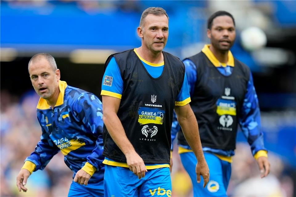 Der frühere Stürmerstar Andrij Schewtschenko (M.) ist neuer Präsident des ukrainischen Fußball-Verbandes.