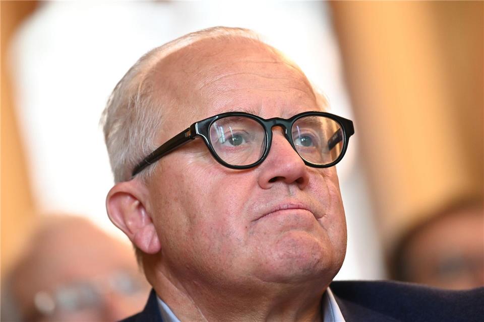 Der frühere Vereinspräsident Fritz Keller sieht die Mannschaft des SC Freiburg bei Julian Schuster in guten Händen.Arne Dedert/dpa