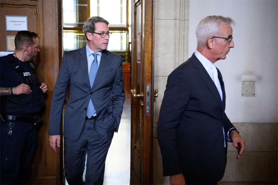 Der frühere Verkehrsminister Andreas Scheuer (CSU) verlässt mit seinem Rechtsanwalt Daniel Krause den Gerichtssaal. (Archivbild)Bernd von Jutrczenka/dpa