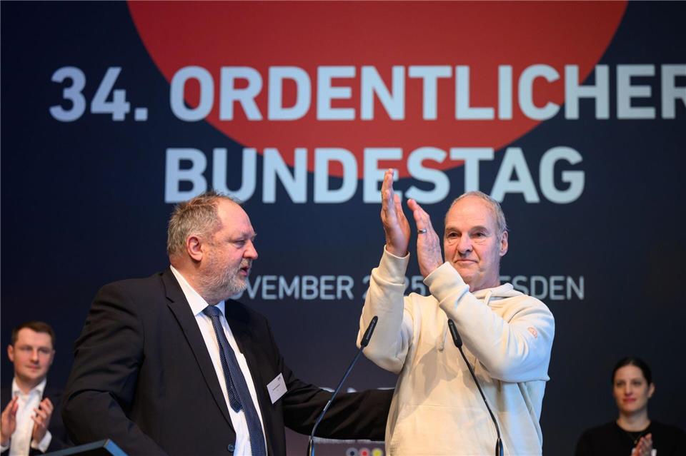 Der frühere Weltklasse-Handballer Wolfgang Böhme ist auf dem DHB-Bundestag mit dem Eintrag ins Goldene Buch geehrt worden.Robert Michael/dpa
