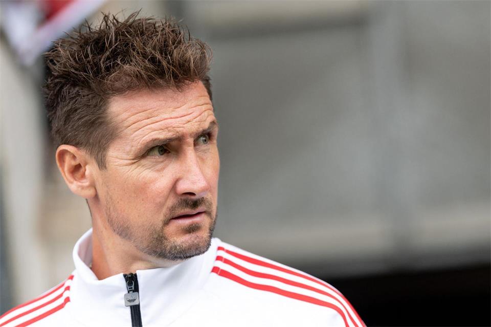 Der frühere Weltklassestürmer, Nürnbergs Trainer Miroslav Klose, musste lange auf ein Tor seiner Mannschaft warten.Fabian Strauch/dpa