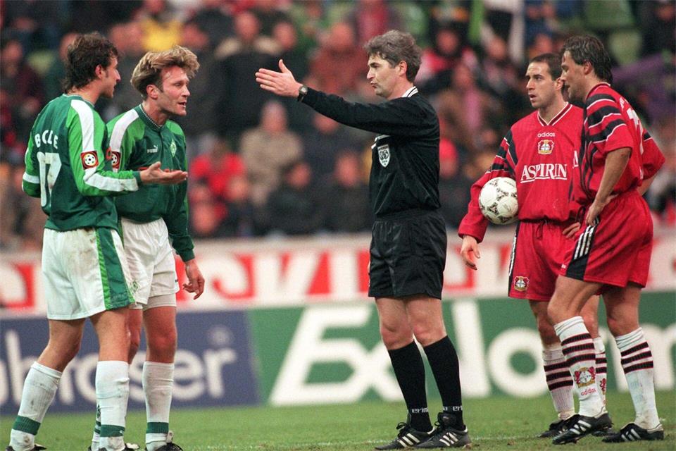 Der frühere Werder-Profi Thomas Wolter (2.v.l.) wird beim Erstrundenspiel seines Ex-Clubs HEBC am Dienstag gegen Borussia Dortmund im Stadion sein. (Archivbild)Ferdinand Ostrop/dpa