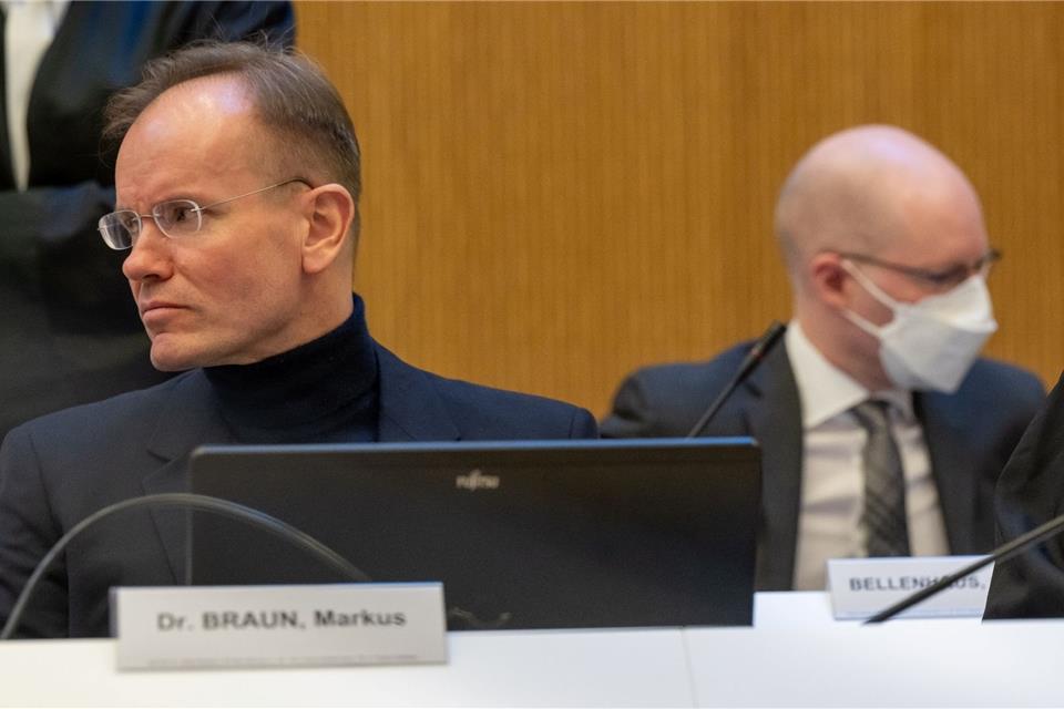 Der frühere Wirecard-Vorstandschef Markus Braun im Gerichtssaal, im Hintergrund der Mitangeklagte und Kronzeuge Oliver Bellenhaus.