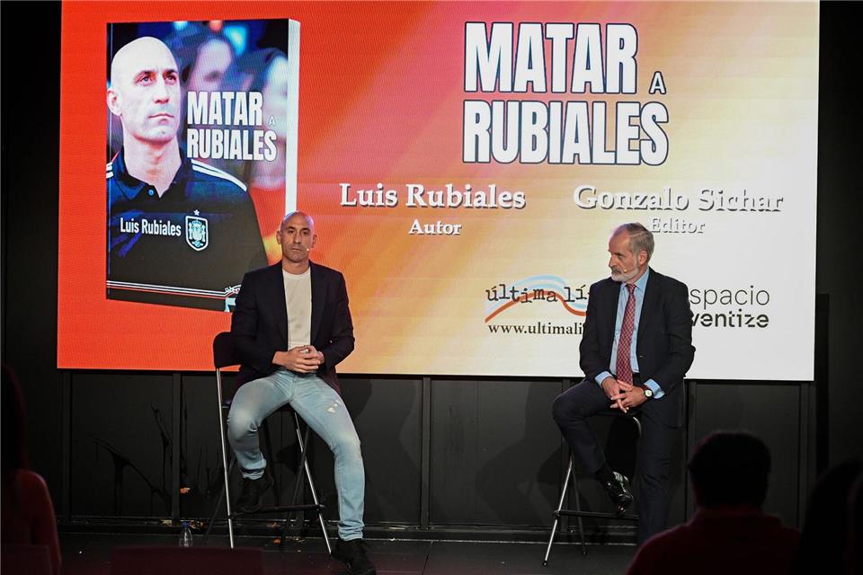 Der frühere spanische Verbandspräsident Luis Rubiales (l) spricht während der Präsentation seines Buches „Matar a Rubiales“ (Rubiales killen). Kurz darauf wird er von einem Unbekannten mit Eiern beworfen.Francisco Guerra/EUROPA PRESS/dpa