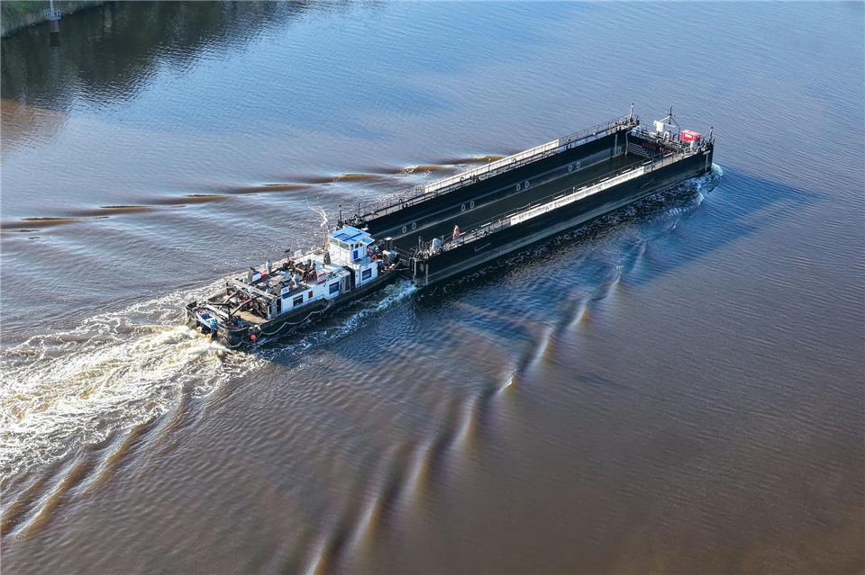 Der für den Transport des Buckelwals vor Poel gedachte Lastkahn passiert den Nord-Ostsee-Kanal.Bodo Marks/dpa