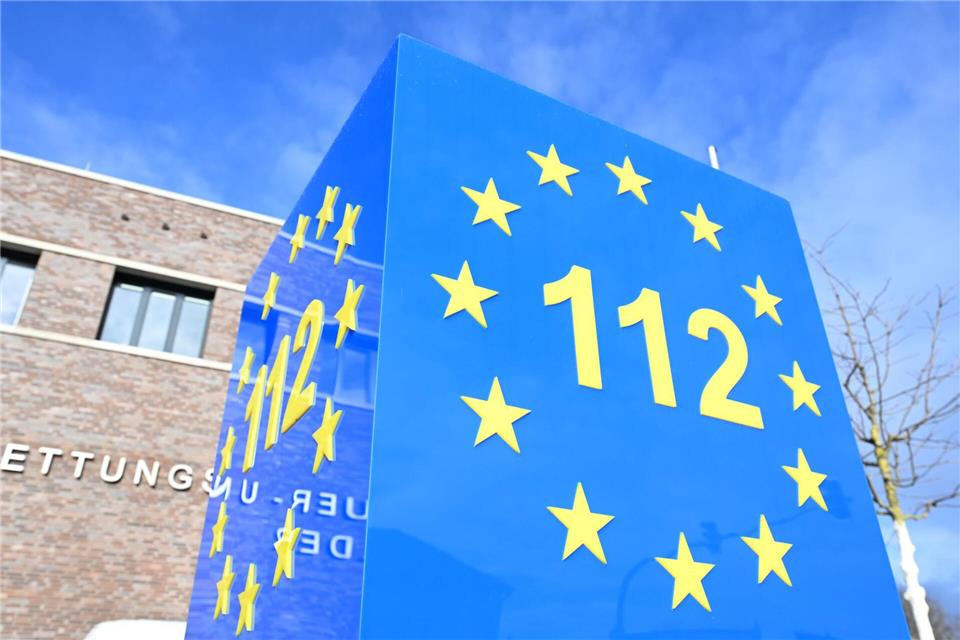 Der für den Winterdienst zuständige Mann wählte den Notruf. (Symbolbild)Bernd Weißbrod/dpa