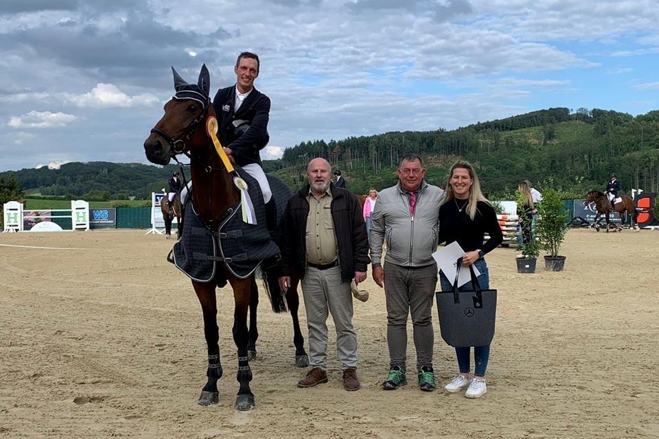 Der für den Zucht-, Reit- und Fahrverein Heiden startende Hendrik Dowe gewann beim Turnier in Lindlar-Süttenbach eine Springprüfung der Klasse S** (1,45 m) mit Siegerrunde.