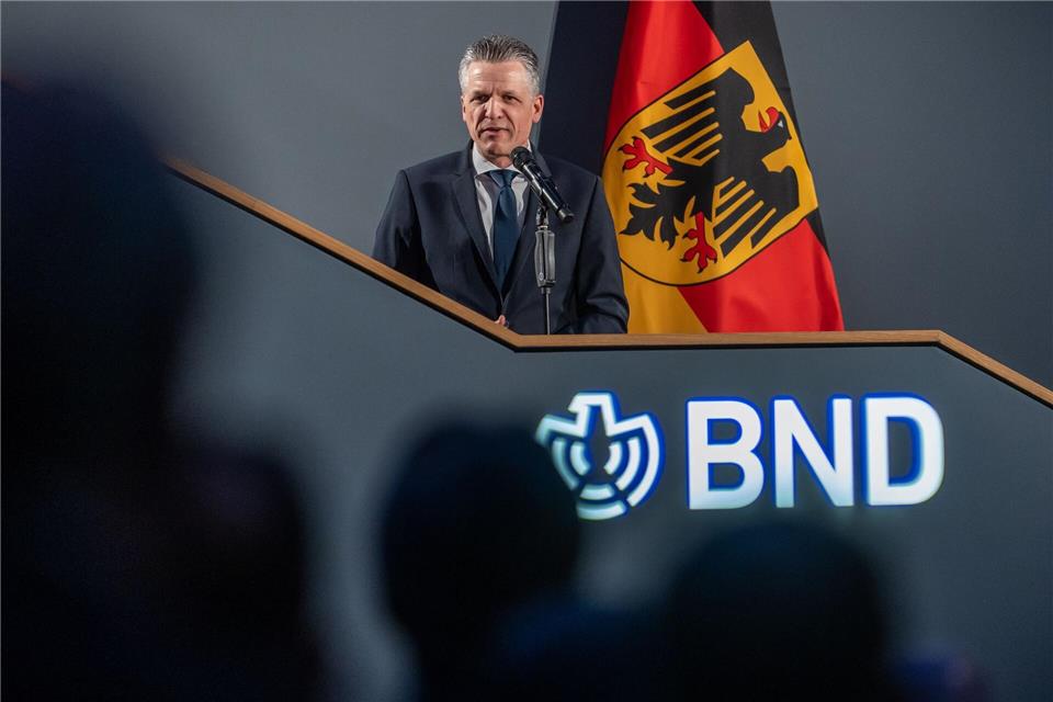 Der für die Geheimdienste zuständige Kanzleramtschef Thorsten Frei (CDU) verspricht dem BND den nötigen Instrumentenkasten für dessen künftige Aufgaben.Michael Kappeler/dpa