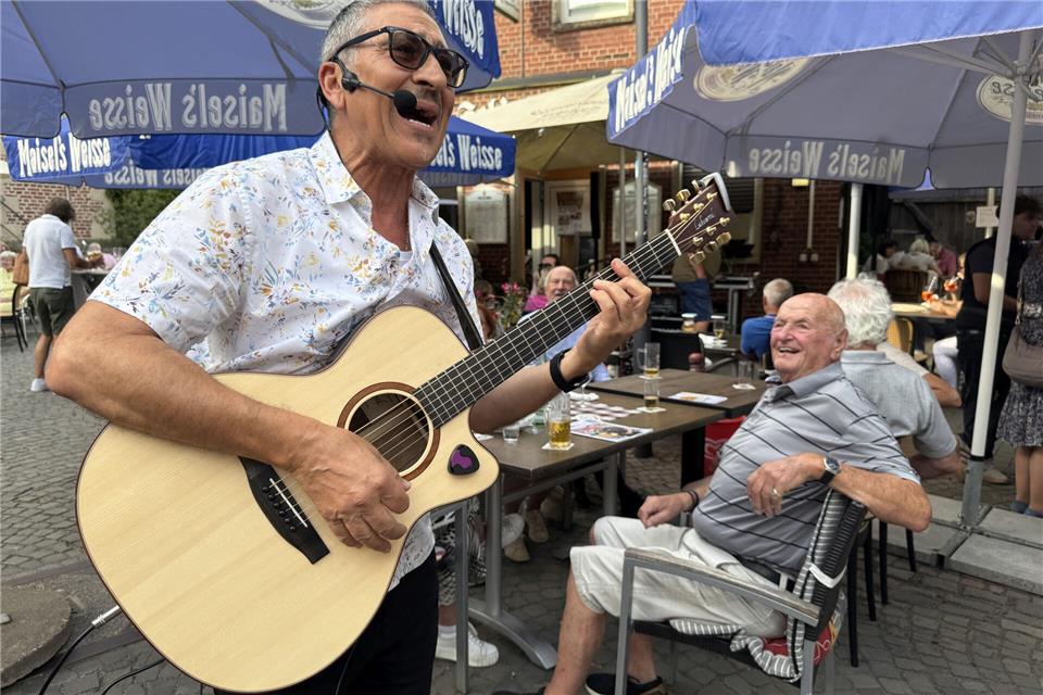 Der gebürtige Sizilianer Daniel Grillo begeisterte mit italienischen Klassikern und Rockhits wie „Another Brick in the Wall“.