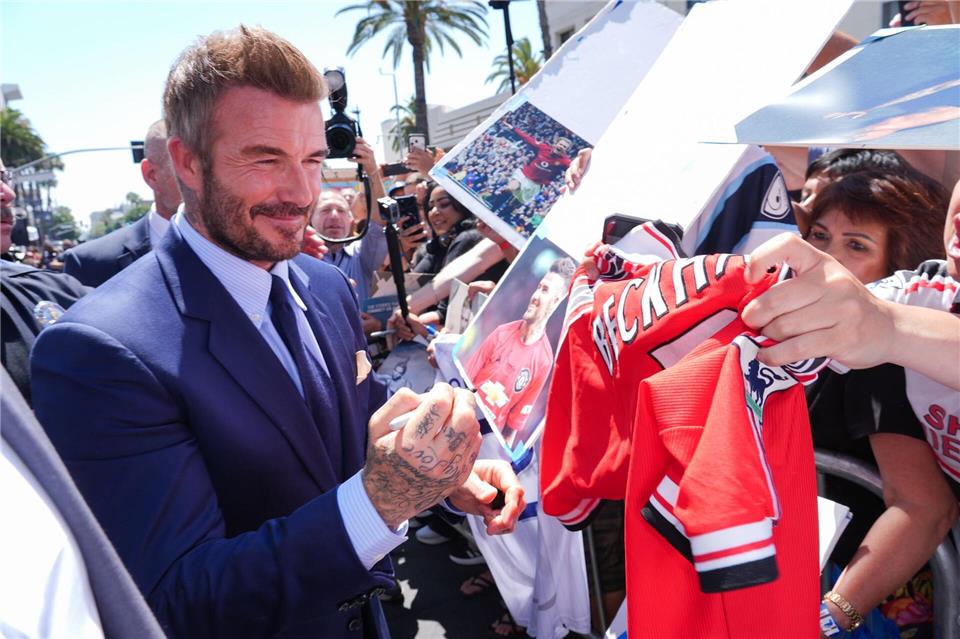 Der gefeierte Fußballstar gab Autogramme. Chris Pizzello/Invision/AP/dpa