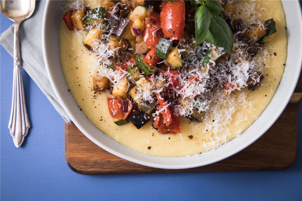 Der gelbe Maisgrieß Polenta nimmt Soße gut auf und passt so hervorragend in eine Ratatouille. Christin Klose/dpa-tmn