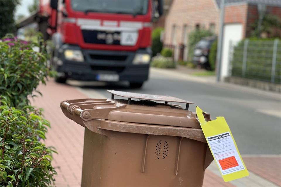Der gelbe Zettel ist nur eine Verwarnung, die Tonnen wurden trotzdem geleert.