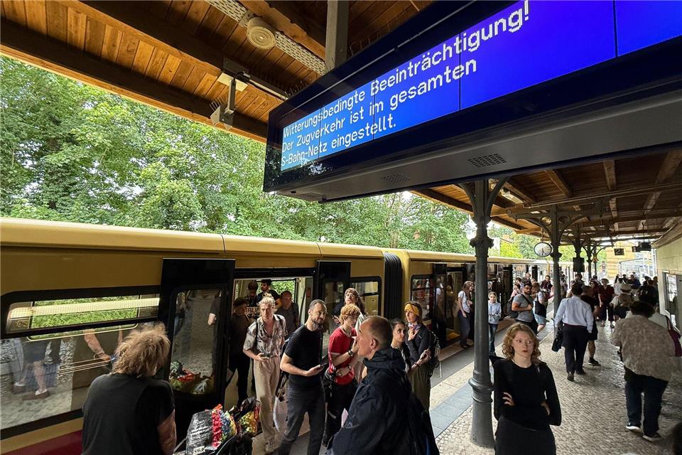 Der gesamte S-Bahn-Verkehr wurde am Abend eingestellt.Michael Brandt/dpa