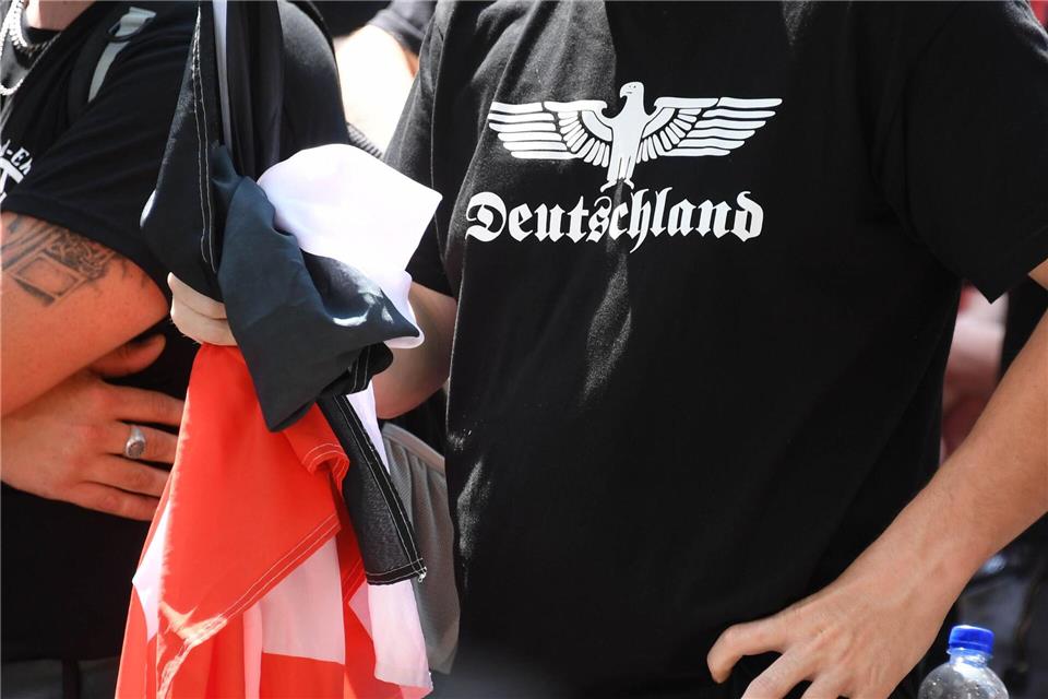 Der gesamten rechtsextremistischen Szene werden rund 3.140 Personen zugerechnet. (Symbolbild)picture alliance / Uli Deck/dpa