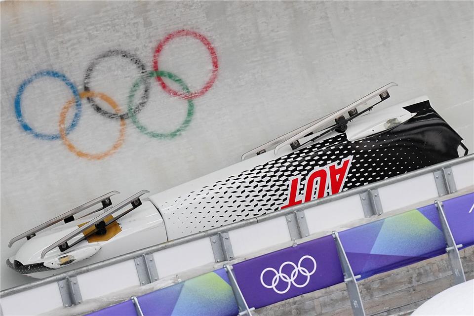 Der gestürzte Bob der Österreicher.Michael Kappeler/dpa