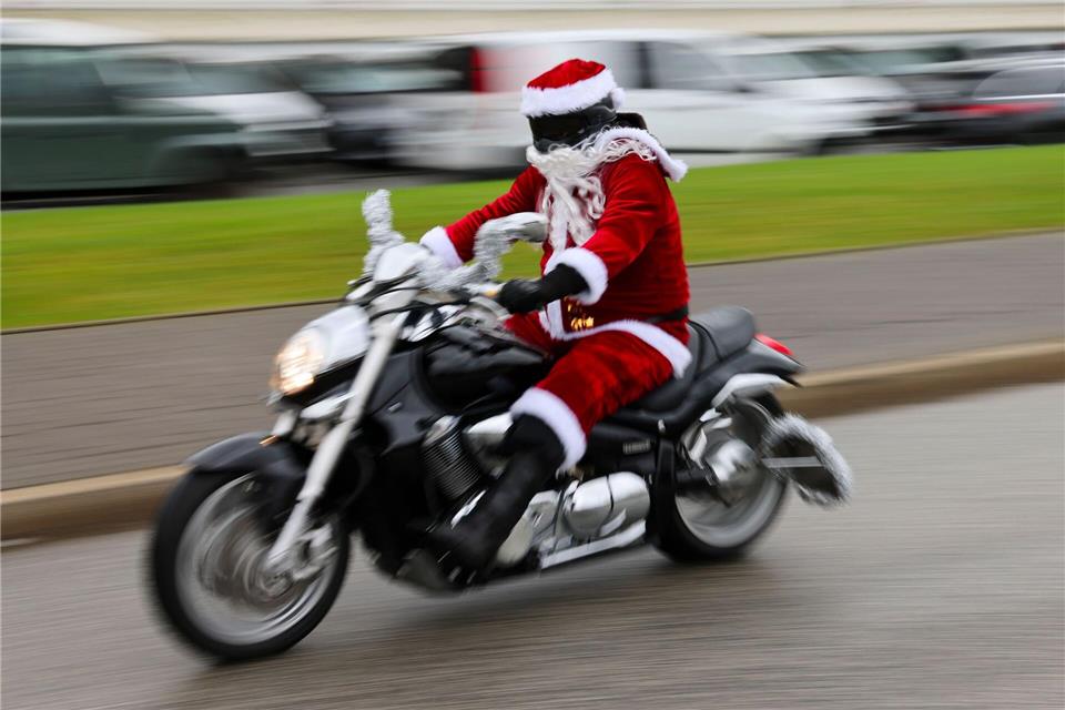Der gestürzte Motorradfahrer war mit einer ganzen Kolonne an als Weihnachtsmann verkleideten Bikern unterwegs gewesen. (Symbolbild)Frank Molter/dpa
