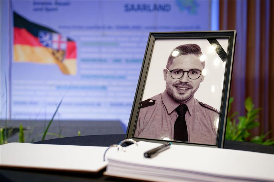 „Für immer im Gedächtnis“ - Trauer um getöteten Polizisten Der getötete Polizist hinterlässt eine Frau und zwei Kinder.Uwe Anspach/dpa
