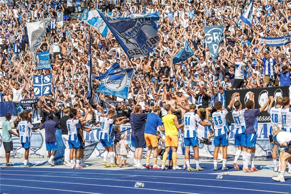 Der gewachsene Teamspirit wird von den Fans goutiert.Andreas Gora/dpa